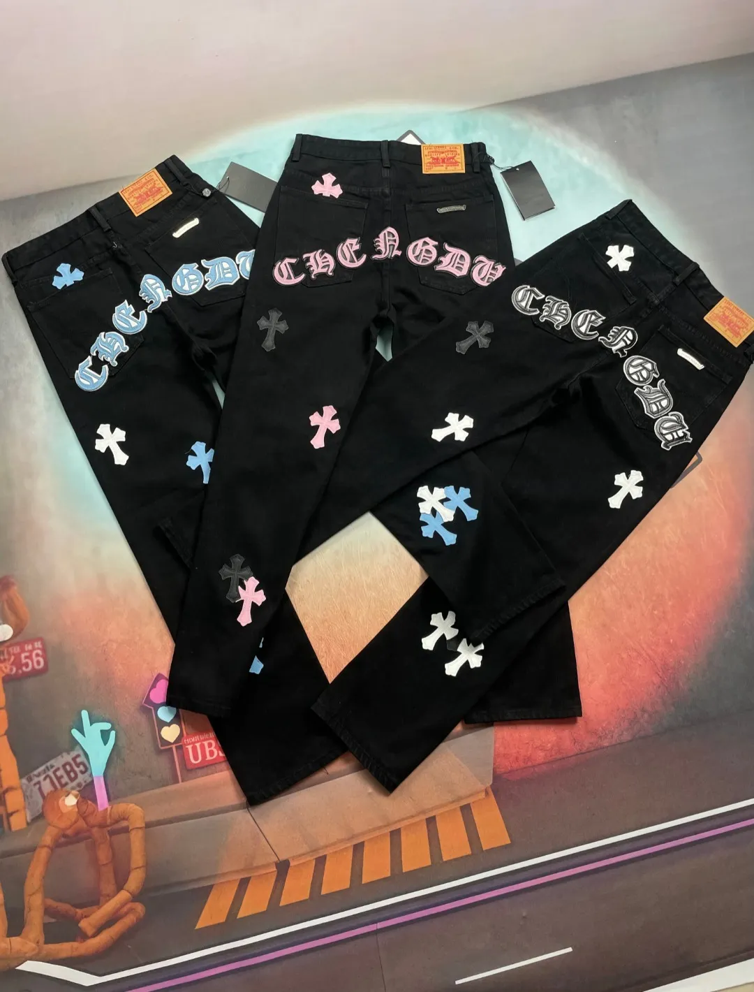 🅿️290 🔘Style No.-KL139 🔘Cro Heart𝐂𝐡𝐫𝐨𝐦𝐞 𝐇𝐞𝐚𝐫𝐭 CH City Limited Series Sanskrit Cross Patch Leather Jeans [Black and White]* Black and White Color - Chengdu Limited Catering to Chengdu Giant Panda’s hometown jeans The finished product needs to be washed and then disassembled and hand-stitched with sheepskin cross skins and then spliced together to complete the process. The whole process is too complicated to describe. The texture can be seen in the hand, and it looks good. The upper body effect is particularly stiff and stylish, super stylish. Same style for men and women - Size: S M L XL (28.30.32.34) Color: black with black, black with blue, black with pink